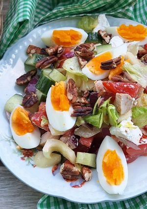 Grillezett csirkemelles-pekándiós vegyes saláta recept fotója