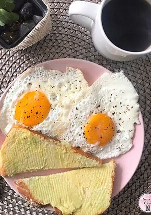 Una foto de Huevos con Avotoast