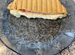 Una foto de Tostado en pan de avena y almendras