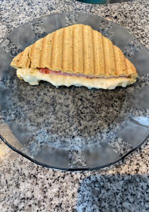 Una foto de Tostado en pan de avena y almendras