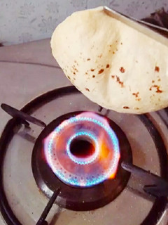 તવા ફૂલકા રોટી (Tawa Fulka Roti Recipe In Gujarati) રેસીપી મુખ્ય ફોટો