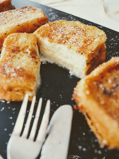 Una foto de Torrijas de leche y vino dulce rellenas de natillas