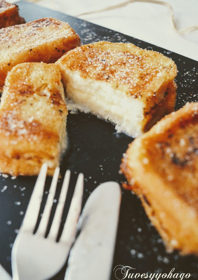 Una foto de Torrijas de leche y vino dulce rellenas de natillas