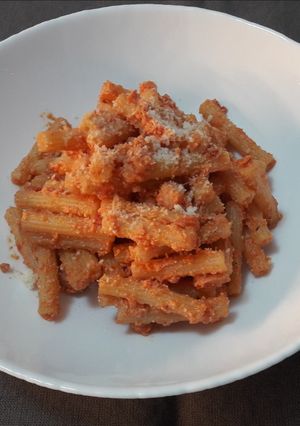 O poză a rețetei Paste cu sos de roșii, sunculiță și ricotta.