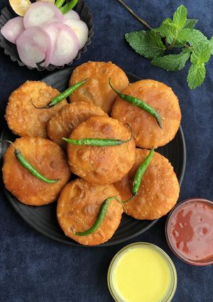 મગદાળ કચોરી (Mugdal Kachori Recipe In Gujarati) રેસીપી મુખ્ય ફોટો