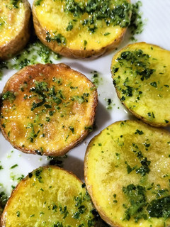 Una foto de Tapa de patatas al ajo y perejil