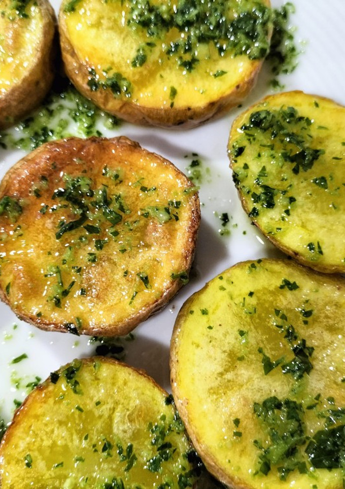 Una foto de Tapa de patatas al ajo y perejil