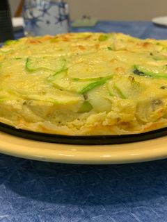 Una foto de Frittata de calabacín y queso o pastel de calabacín relleno