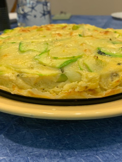 Una foto de Frittata de calabacín y queso o pastel de calabacín relleno