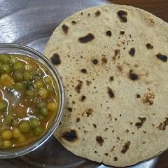 A picture of Roti n peas potatoes curry#author marathon.