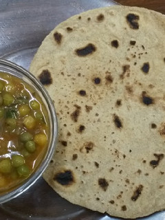 A picture of Roti n peas potatoes curry#author marathon.