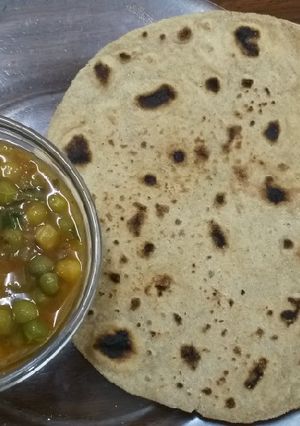A picture of Roti n peas potatoes curry#author marathon.