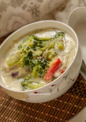 A picture of Cheesy Broccoli Cheddar Soup.