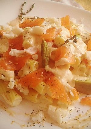 Una foto de Rigatonis rellenos de Brie con salmón y verduras