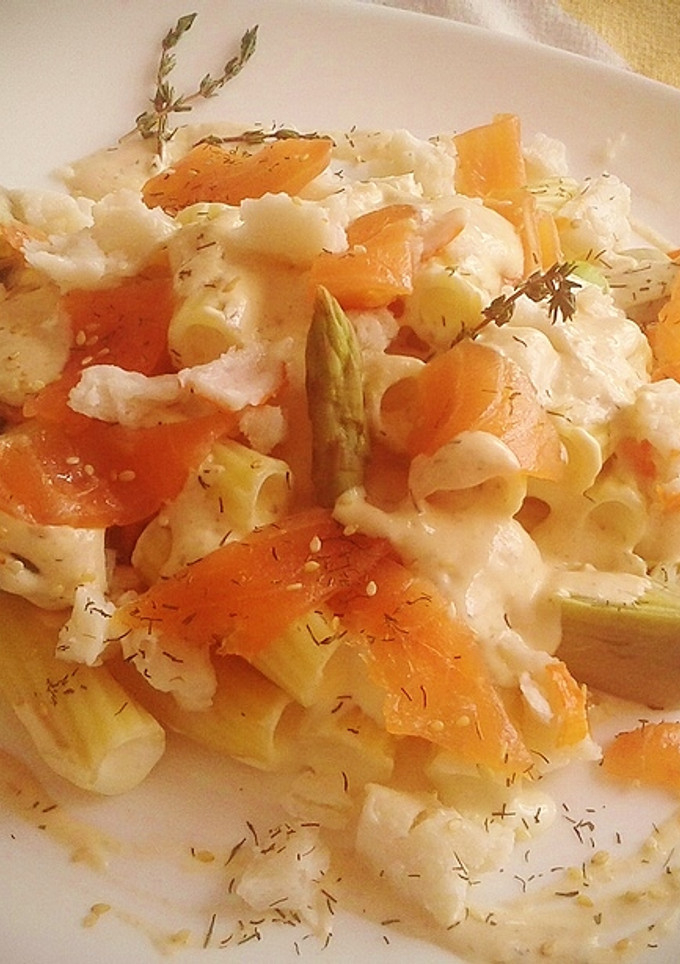 Una foto de Rigatonis rellenos de Brie con salmón y verduras