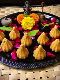મોહનથાળ મોદક (Mohanthal Modak Recipe In Gujarati) રેસીપી મુખ્ય ફોટો