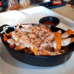 A picture of Cheesy peri peri fries 🍟.