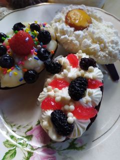 Una foto de Huevos de Pascua rellenos frutales
