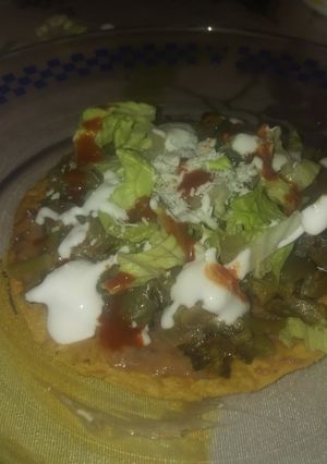 Una foto de Tostada de Nopal con verdolaga y espinaca