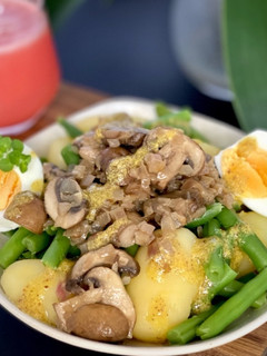 Una foto de 🇧🇪 ENSALADA de LIEJA vegetariana ("Salade Liégeoise" / "Luikse salade", Bélgica)