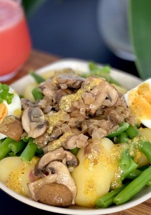 Una foto de 🇧🇪 ENSALADA de LIEJA vegetariana ("Salade Liégeoise" / "Luikse salade", Bélgica)