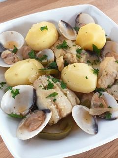 Una foto de Fogonero con almejas y papas