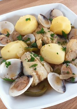 Una foto de Fogonero con almejas y papas