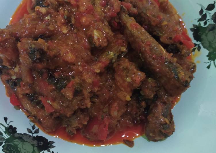 Ikan pindang bumbu balado atau sambal merah