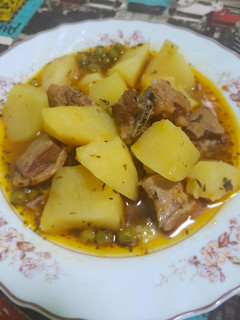 Una foto de Guiso de cordero con patatas en olla rápida
