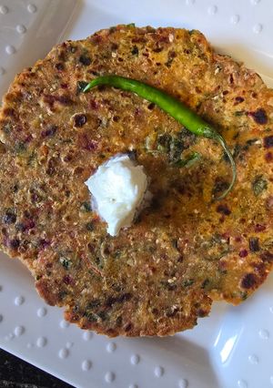 A picture of Methi spring onion Dhebra.