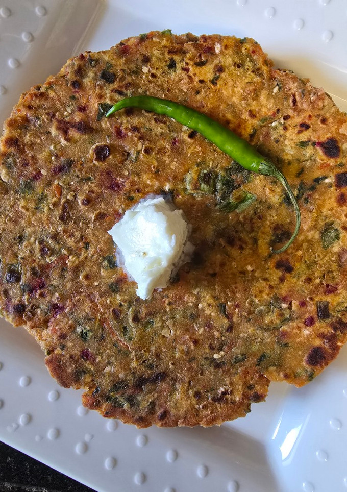A picture of Methi spring onion Dhebra.