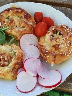 Felvágottas-sajtos csiga recept fotója