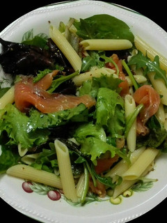 Una foto de Ensalada de pasta y salmón