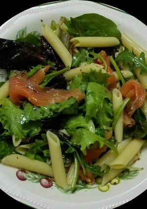 Una foto de Ensalada de pasta y salmón