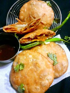 प्याज़ आलू की खस्ता कचौड़ी (pyaz aloo ki khasta kachodi recipe in Hindi) रेसिपी मुख्य फोटो