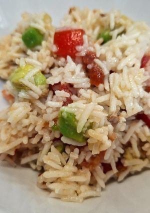 Una foto de Ensalada de arroz con aguacate, tomate y anchoas