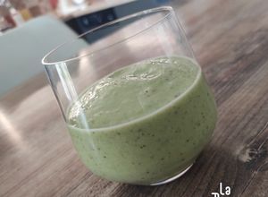 Une photo de Gaspacho concombre, petit pois & avocat