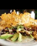 Taco de pulpo con costra de queso