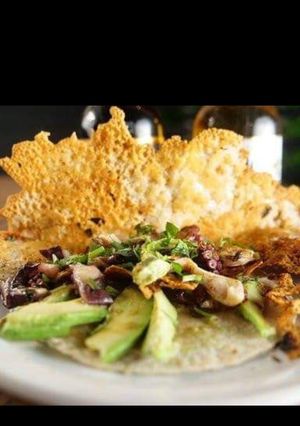 Una foto de Taco de pulpo con costra de queso
