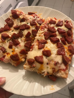 Una foto de Pizza de pan (Panini) Facilísima