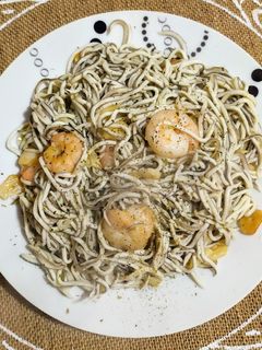 Una foto de Gulas con gambas al ajillo