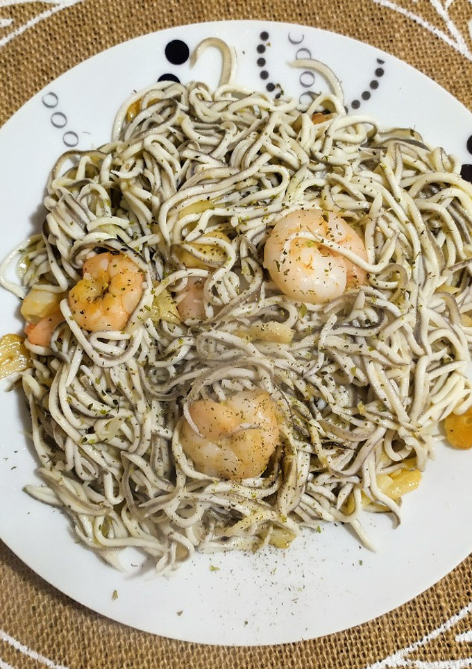 Una foto de Gulas con gambas al ajillo