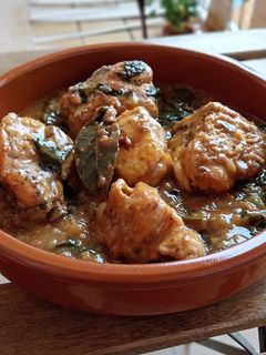 Una foto de Pollo especiado en salsa con acelgas
