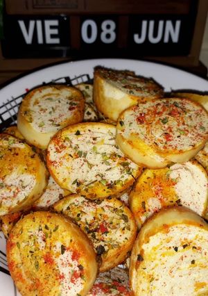 Una foto de Tostadas saborizadas, más dos dips.....
