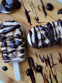 Una foto de Helado de anacardos y chocolate negro