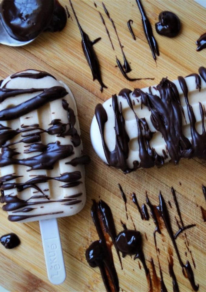 Una foto de Helado de anacardos y chocolate negro