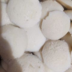 A picture of Idlies.