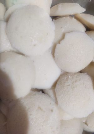 A picture of Idlies.
