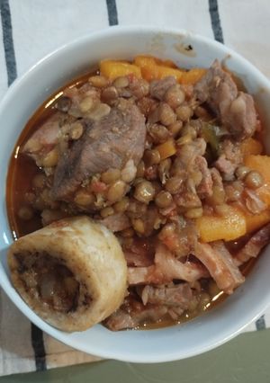 Una foto de Lentejas guisadas con osobuco 🥘