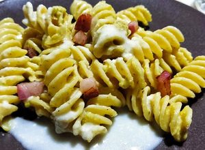 Foto di Fusilloni al pesto di pistacchio, guanciale e limone